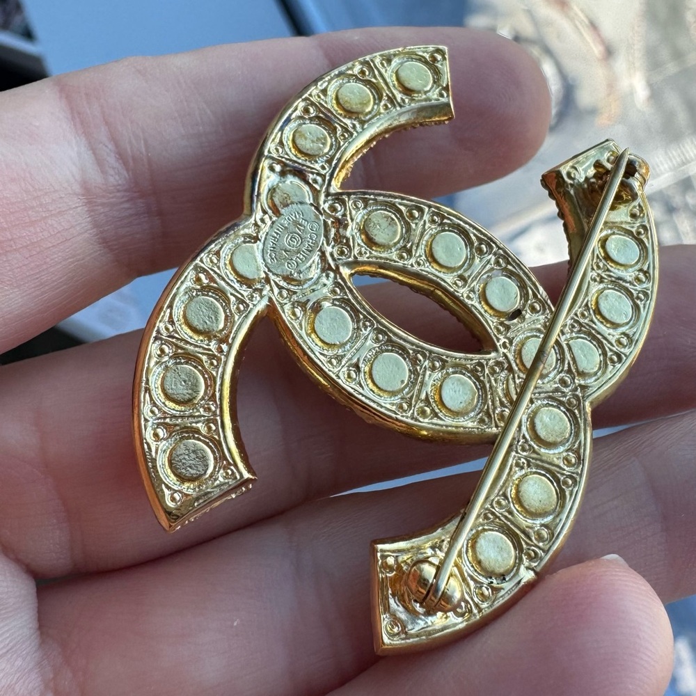 CHANEL Gold and Pearl Brooch - Picture 10 of 14